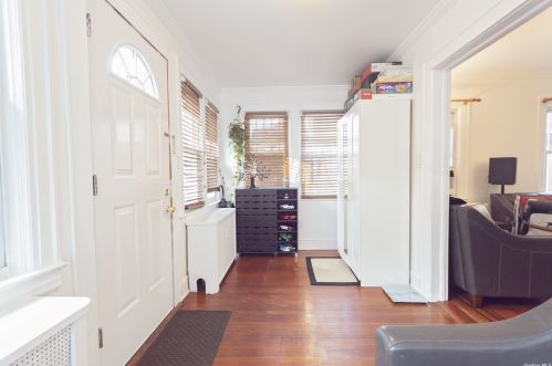 196-18 90th Ave, Jamaica, NY 11423-2322