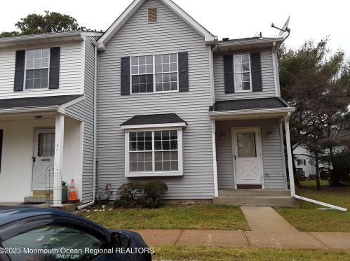 520 Davids Ct, Lakewood, NJ 08701-5881