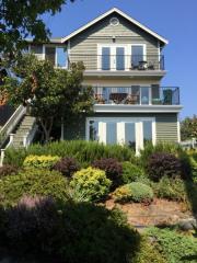 2438 Lynn St, Seattle, WA 98199-3521