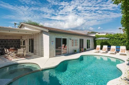 3670 Mesquite Ave, Palm Springs CA  92264-3400 exterior
