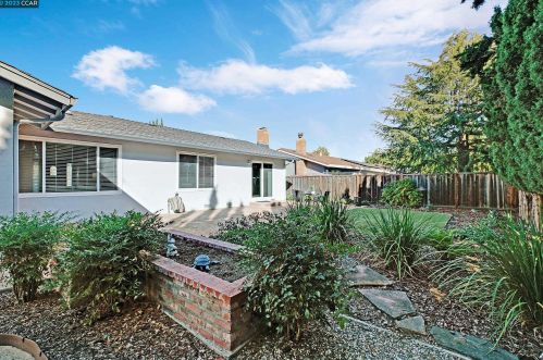 11655 Betlen Dr, Pleasanton CA  94568-2715 exterior