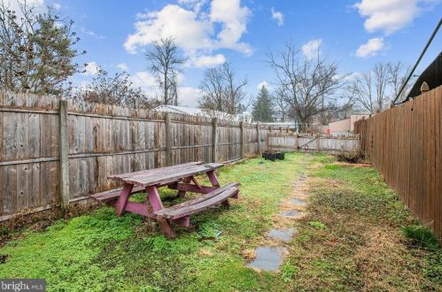 27 Maple Ave, Yardley PA 19067-6642 exterior