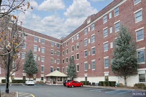 3403 Rio Vista Dr, Mahwah, NJ 07430-4005
