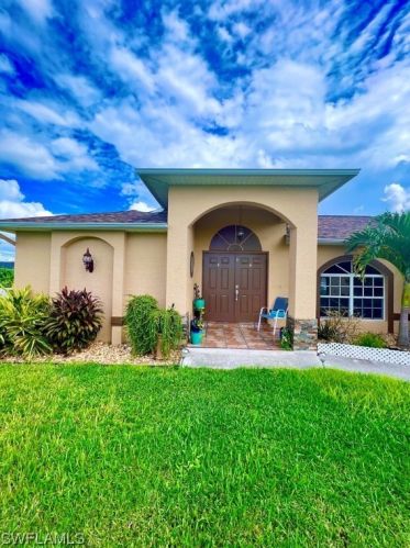 1013 4th Pl, Cape Coral, FL 33990-1521