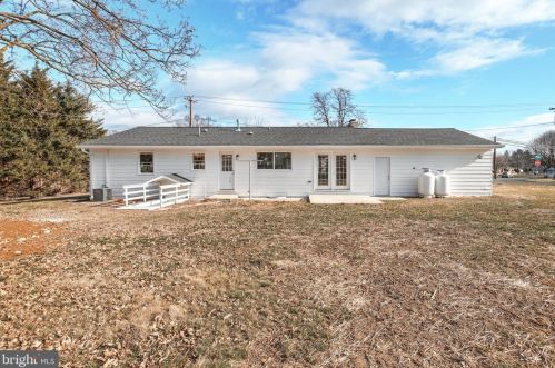 19 Locust Cir, Navy Sup Dpt PA  17050-3192 exterior