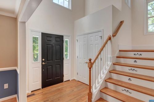 19 Riverside Dr, Bybee, VA 22963-2016