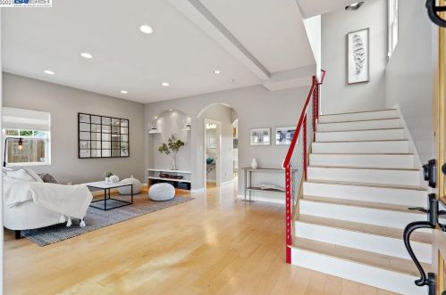 2221 31st St, Oakland, CA 94602-1559