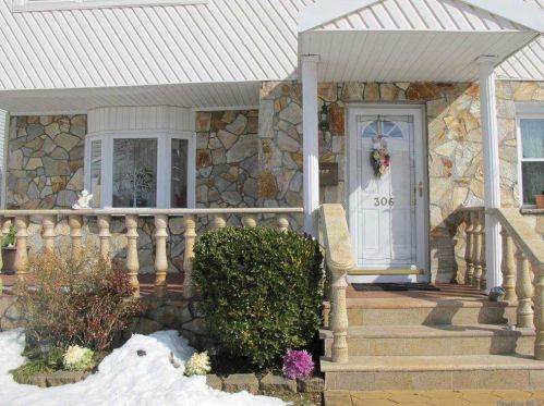 306 8th St, New Hyde Park, NY 11040-5514