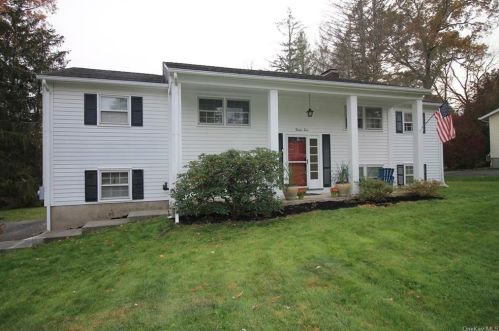 25 Fair Way, Poughkeepsie, NY 12603-5033