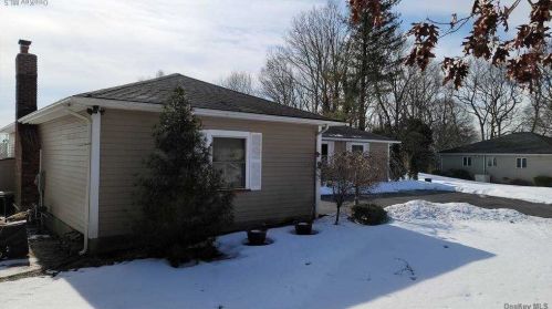 15 Mont Ave, Huntington Station NY 11746-6835 exterior