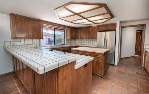 1129 Sugarbush Dr, Vista CA  92084-6605 exterior