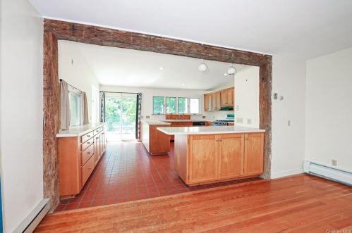 30 Hitchcock Hill Rd, Mahopac, NY 10541-2609