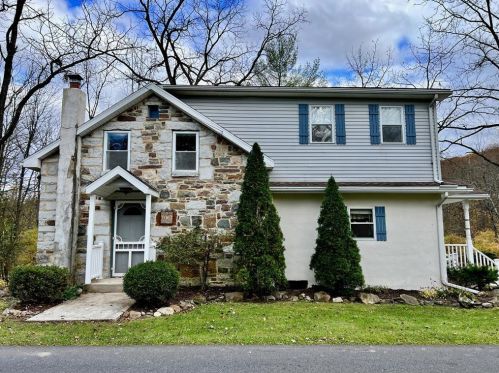 1062 Cottonwood Rd, Walnutport, PA 18088-9542