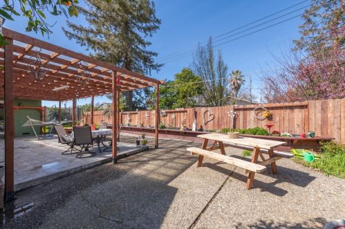 1412 Cottonwood St, Woodland CA  95695-5167 exterior