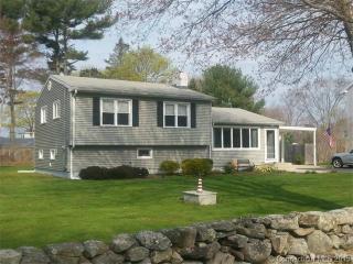5 Lee Rd, Waterford, CT 06385-3415