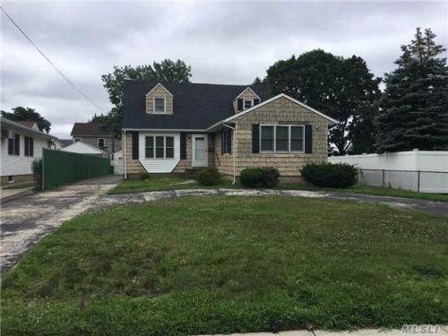 696 Carman Ave, Westbury, NY 11590-6426