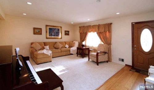 922 Laurel Ave, River Edge NJ  07661-1611 exterior