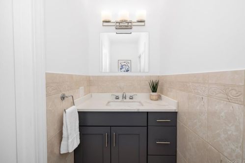 3 Stratford Rd, New Rochelle NY  10804-2519 exterior