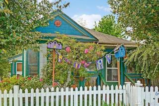 6555 Jones Ave, Seattle, WA 98117-5742