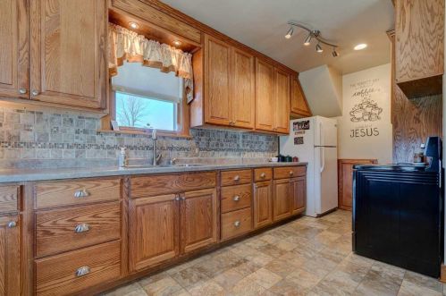 9817 Old 151 Rd, Manitowoc, WI 54220-9778