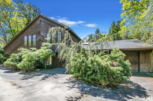 34 Hawthorne St, Mount Sinai, NY 11766-2908