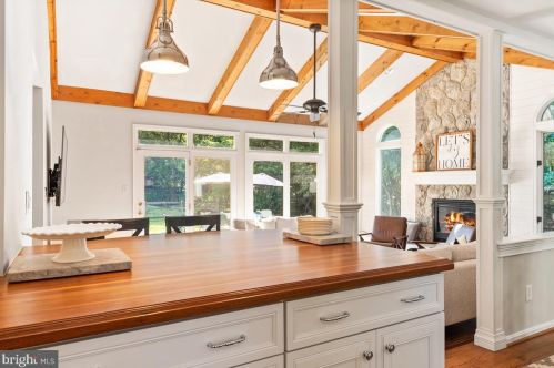 9106 Meadowcreek Ln, Lorton VA  22079-3238 exterior