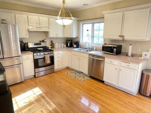 93 Cougar Dr, Manchester CT  06040-6379 exterior
