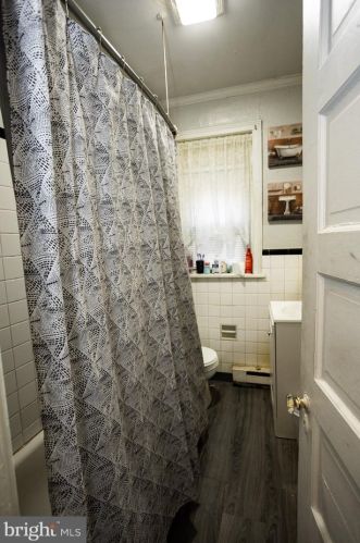 7046 Chew Ave, Philadelphia PA 19119-1846 exterior