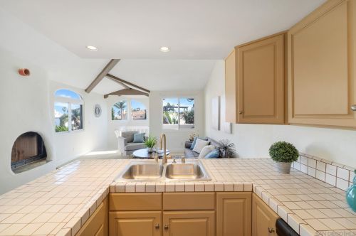 914 Agate St, San Diego, CA 92109-1286