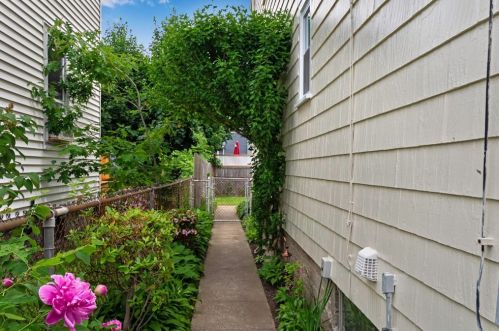 3 Beacon St, Quincy, MA 02169-7117