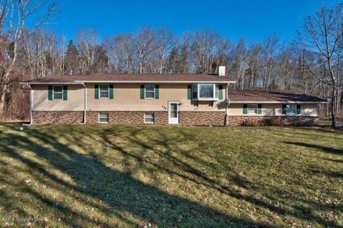 207 Lynn Ln, Cresco PA  18326-7265 exterior