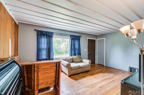 22 Stuart Dr, East Brunswick NJ  08816-3808 exterior