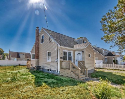 12 Prospect St, Copiague, NY 11726-1317