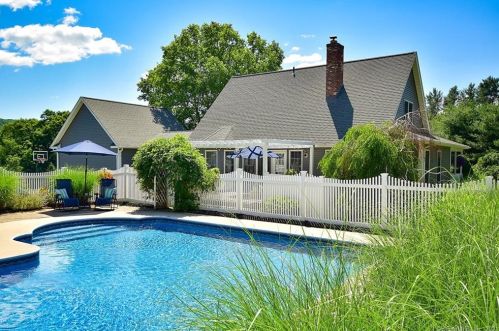 4 Lookout Lndg, Ellington CT  06029-2543 exterior