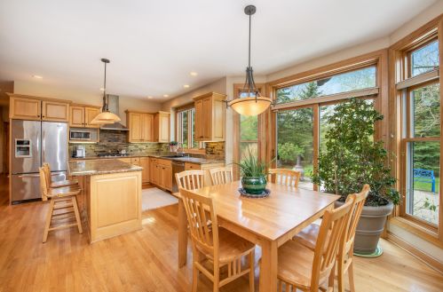 10105 Parkside Ct, Thiensville, WI 53092-6152
