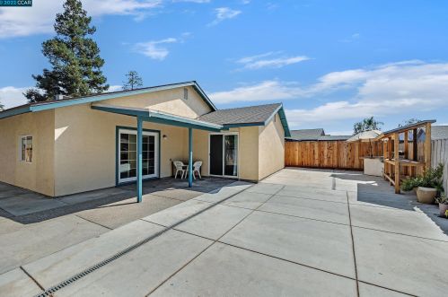 6120 Chickasaw Ct, Manteca CA  95336-2557 exterior