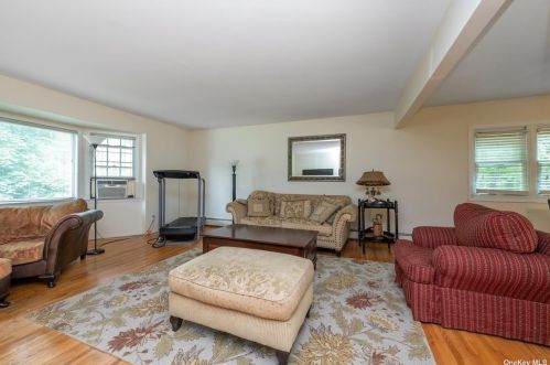 37 Post St, Muttontown, NY 11545-1810