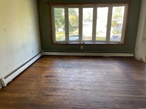 15 Oswego Pl, Babylon NY  11704-1804 exterior