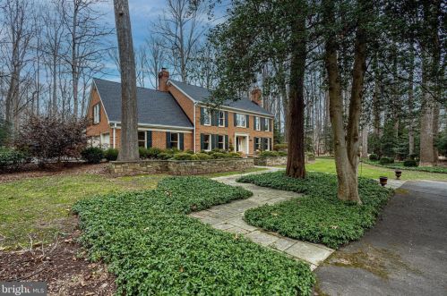 10218 Forest Lake Dr, Great Falls, VA 22066-3609