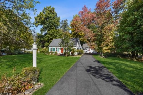 18 Old Wood Rd, Greystone Park, NJ 07950-2409