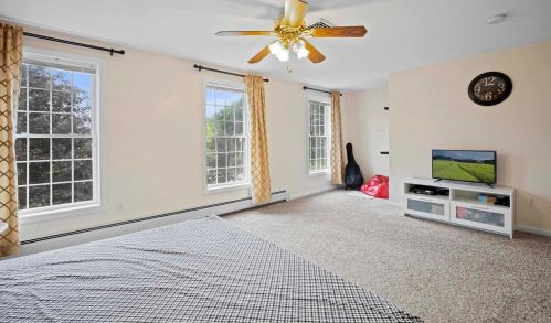 4 Ivans Ln, Dover NH  03820-9131 exterior