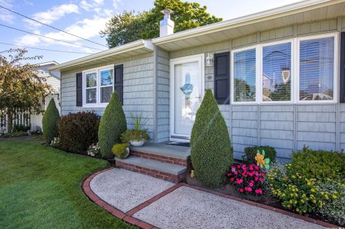 825 Milligan Ln, West Islip, NY 11795-3439