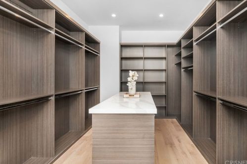 18067 Calvert St, Van Nuys CA 91316-1216 exterior