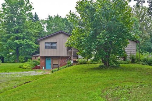 402 Chestnut Ln, Jeannette, PA 15644-1109