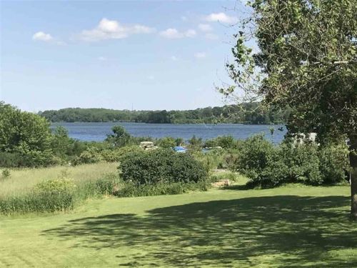 3891 Lake Vista Dr, Twin View Heights, IA 52333-8925