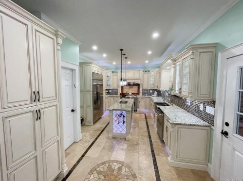 2 Linden Pl, Middletown NY  10940-4824 exterior