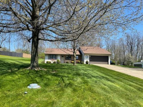 1146 Brookshire Dr, New Castle, PA 16101-3150