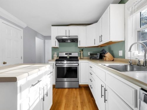 8 Town Farm Rd, Salem NH  03079-2454 exterior