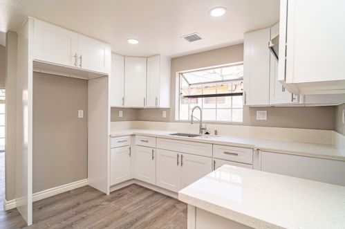 5477 Myrtle Ave, Long Beach CA 90807-2440 exterior