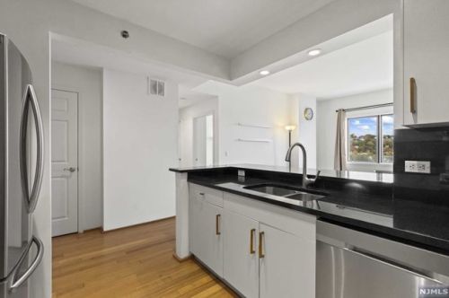2408 City Pl, Edgewater NJ  07020-3141 exterior